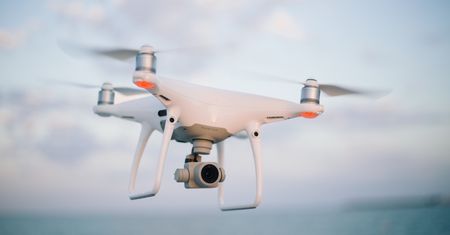 Jaki dron do filmowania kupić? Przydatne wskazówki
