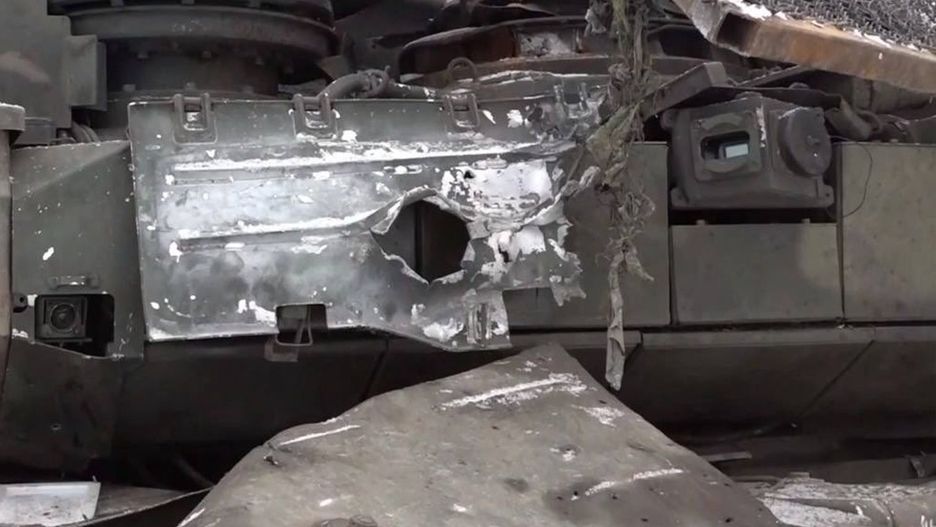 Czołg T-90M uszkodzony w wyniku ataku ukraińskiego drona