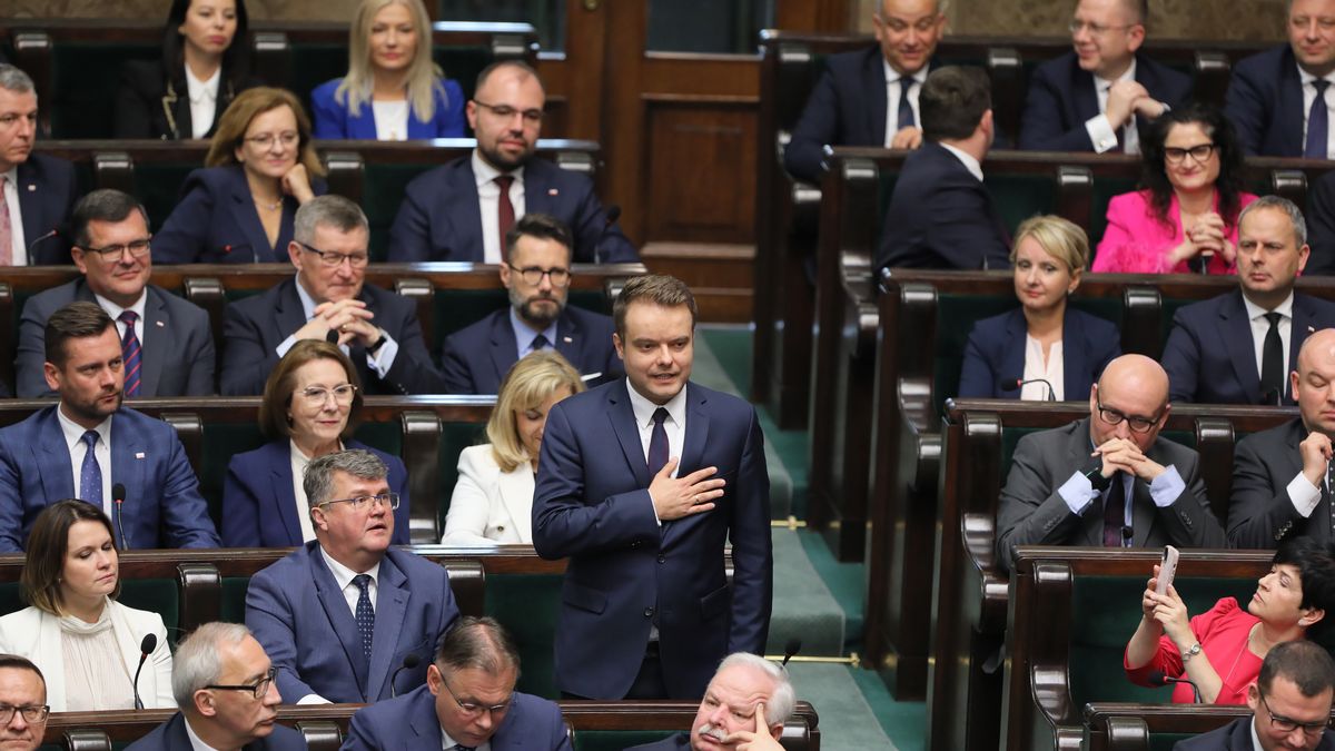 Warszawa, 13.11.2023. Poseł PiS Rafał Bochenek (C) składa ślubowanie poselskie na sali sejmowej podczas posiedzenia inaugurującego X kadencję izby, 13 bm. w Warszawie. (amb) PAP/Paweł Supernak