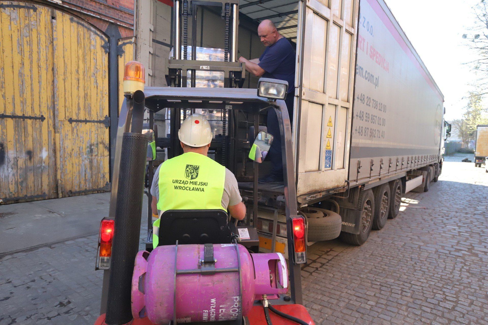 04.04.2025 WROCLAW
 GAZETA WROCLAWSKA
 WROCLAW, ZAJEZDNIA UL. LEGNICKA, MAGAZYN CZK WROCLAW, TRANSPORT WODY Z WROCLAWIA DO OTWOCKA
 JAROSLAW JAKUBCZAK/POLSKA PRESS
 POMOC WODA TRANSPORT TIR CENTRUM ZARZADZANIA KRYZYSOWEGO AWARIA WODOCIAG OTWOCK TIR WOZEK WIDLOWY WODA MINERALNA PALETY MAGAZYN