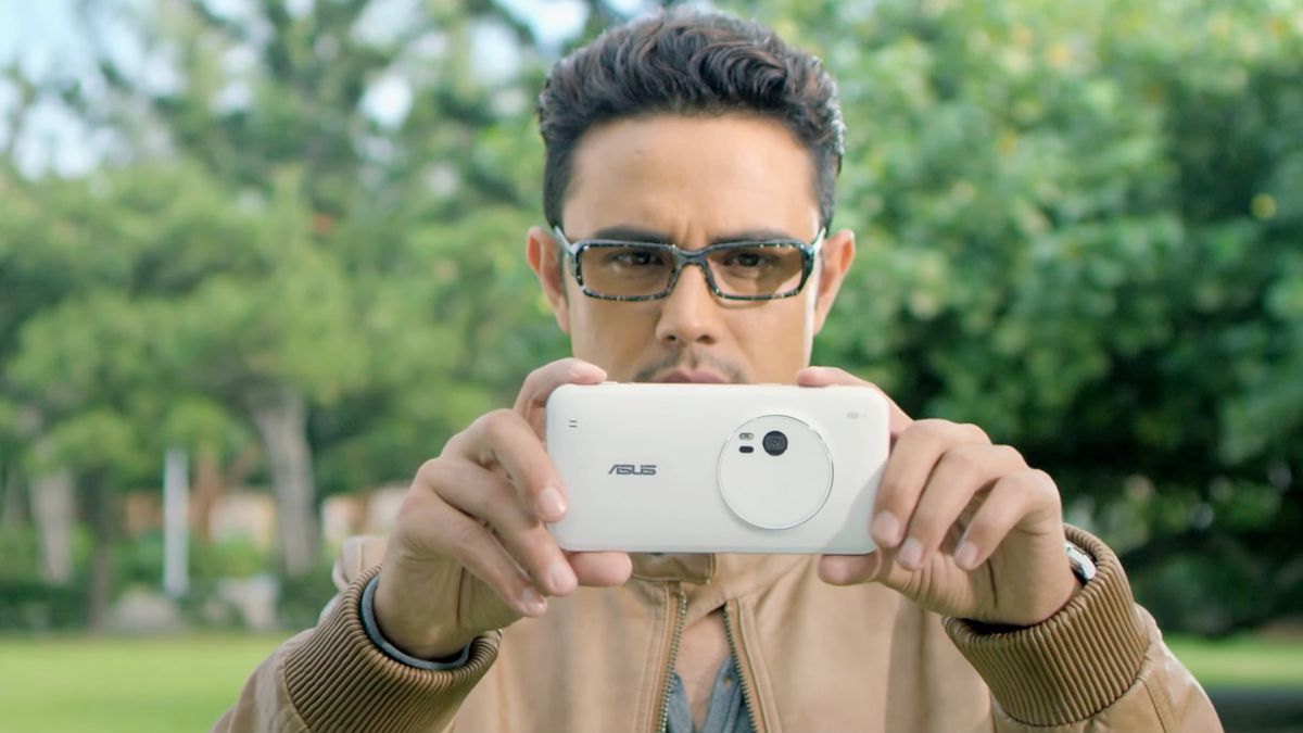 Asus bije swoje rekordy. ZenFone Zoom trafia do sprzedaży niemal ROK (!) po premierze 1