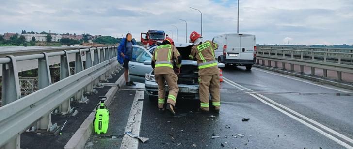 Wypadek drogowy na moście w Sandomierzu