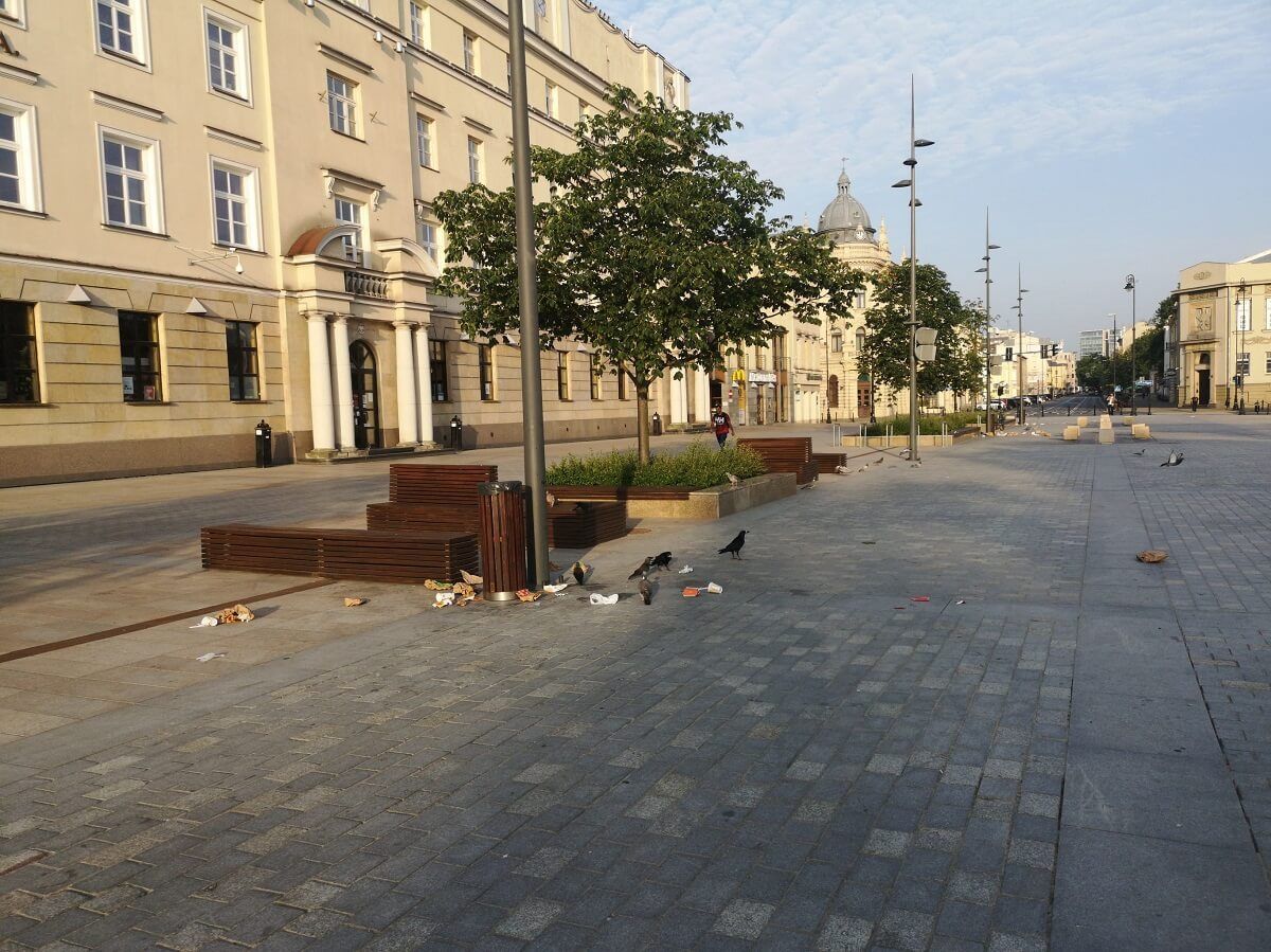 Porozrzucane śmieci przy koszu na placu Litewskim