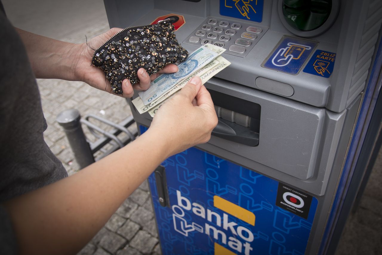 Polacy wycofują gotówkę z banków. Eksperci podali powody
