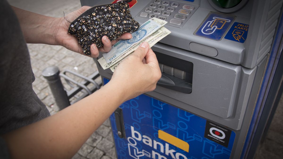 Polacy wycofują gotówkę z banków. Eksperci podali powody