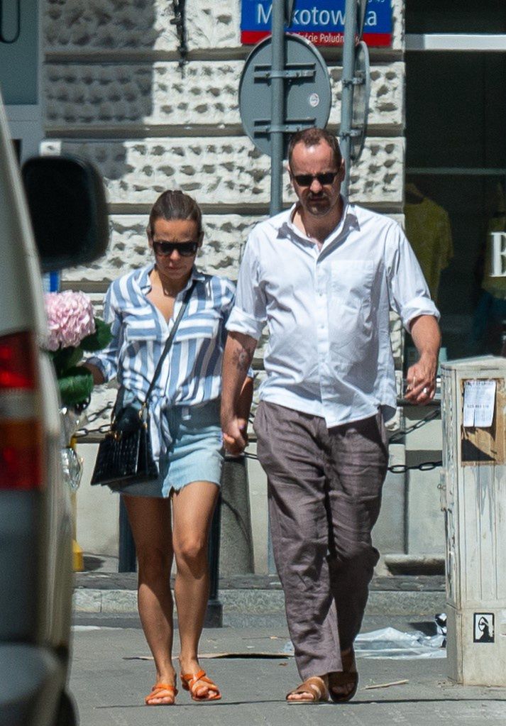 Anna Mucha i Jakub Wons z nietęgimi minami pędzą do kwiaciarni