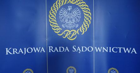KRS o TSUE: powinien wstrzymać działalność