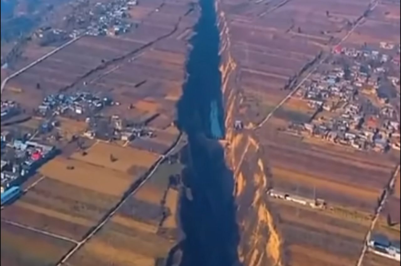 Ciągnie się kilometrami. Wielki dół chiński dzieli kraj na części