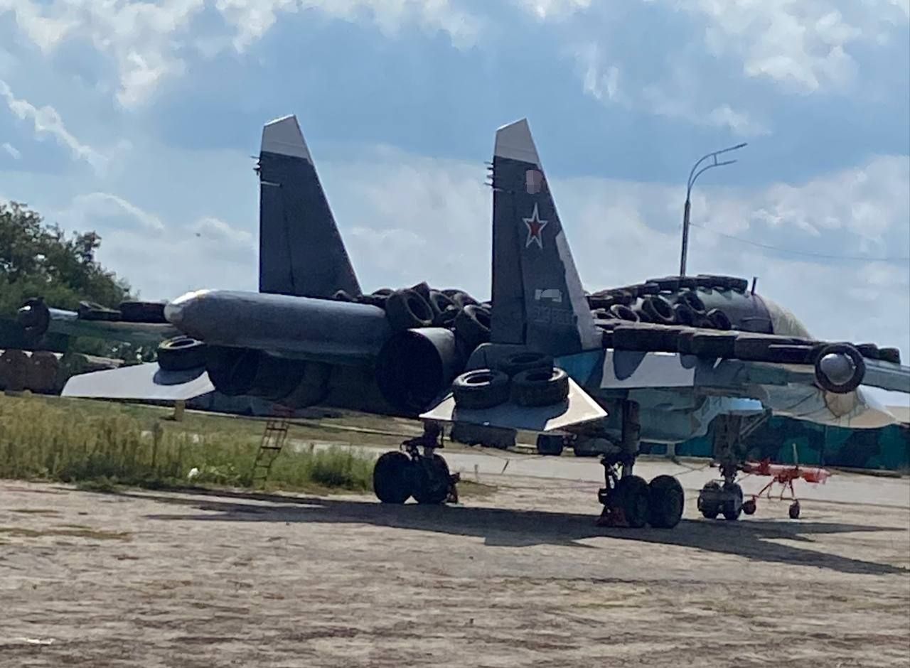Rosyjski samolot Su-34 obłożony oponami