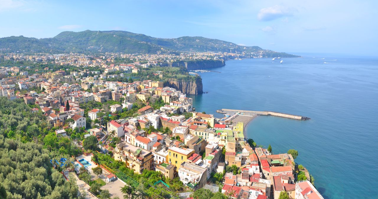 Panorama włoskiego miasta nabrzeżnego Sorrento