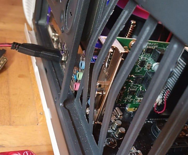 Źródło: u/Sad_Act3001; Reddit - „Powinienem go uderzyć?”. Pecetowiec jest w szoku, gdy jego znajomy wygina obudowę, żeby zmieści mini kartę graficzną - wiadomość - 2025-10-27