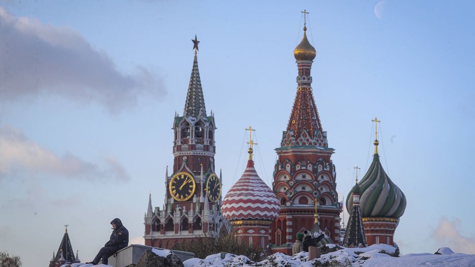 Winter arrives in Moscow
epa10308335 A man sits in front of Moscow Kremlin and St. Basil's Cathedral after a snowfall in downtown Moscow, Russia, 16 November 2022. Meteorological winter has come to Moscow. On 15 November, heavy snowfall began in the capital, which did not stop at night. Utilities are clearing roads and sidewalks, and weather forecasters say the snow cover will not melt until spring.  EPA/MAXIM SHIPENKOV 
Dostawca: PAP/EPA.
MAXIM SHIPENKOV