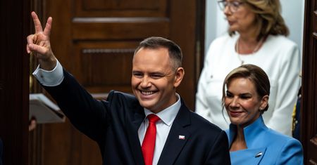 Zagraniczna prasa pisze o zaprzysiężeniu Nawrockiego. "Początek politycznej batalii"
