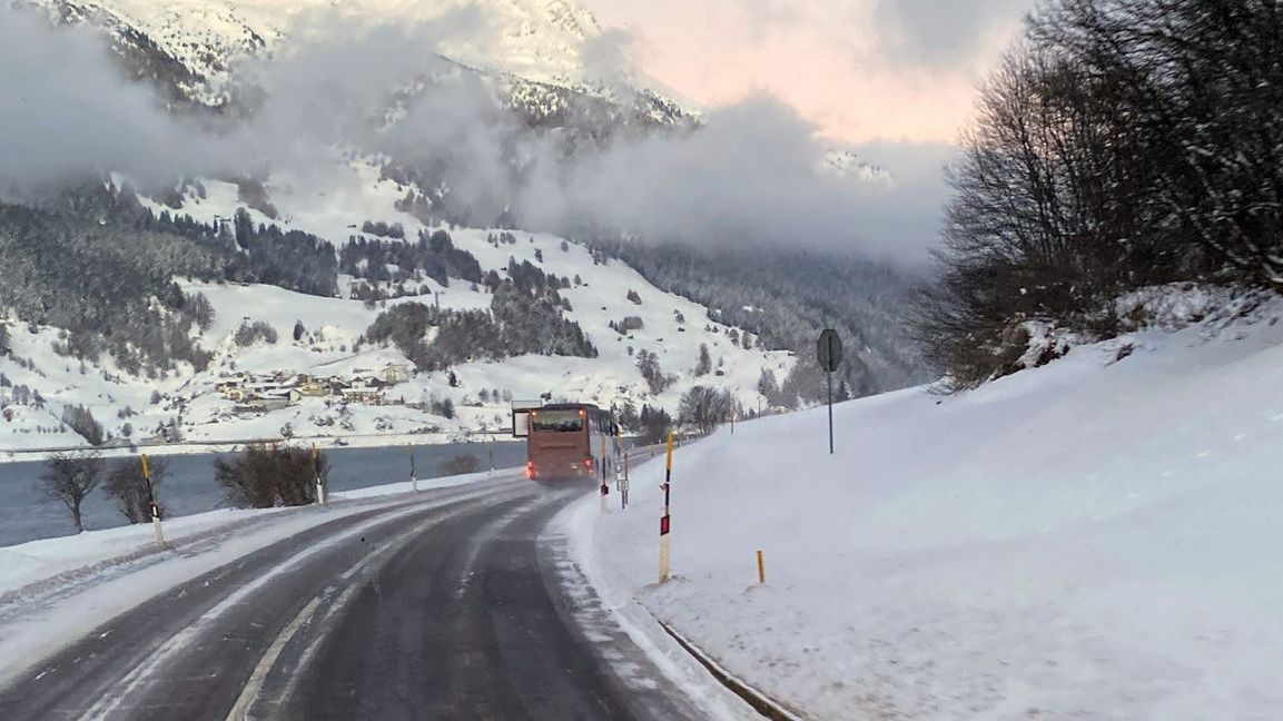 Turyści utknęli w zasypanym śniegiem busie 