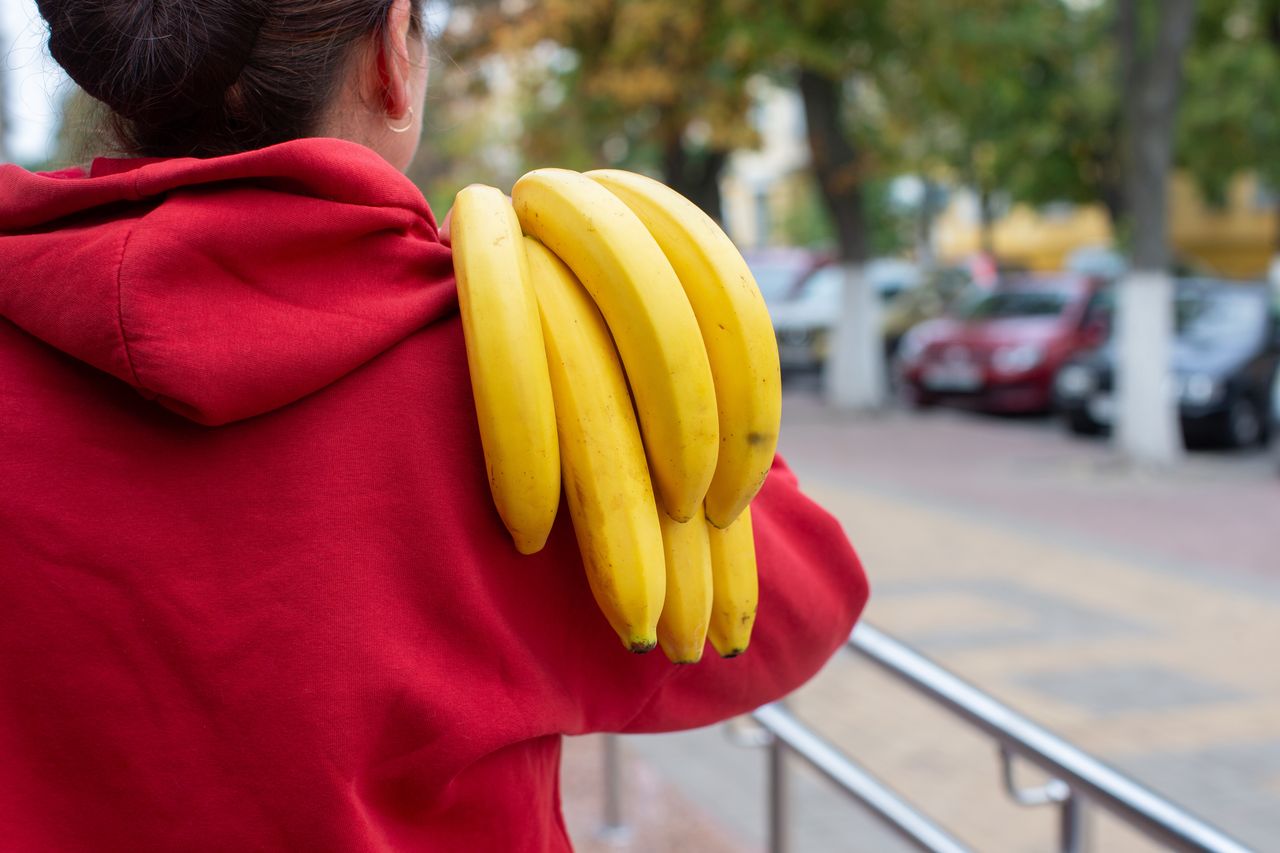 Wsadzają banany do koszyka. Tak singielki szukają męża w marketach