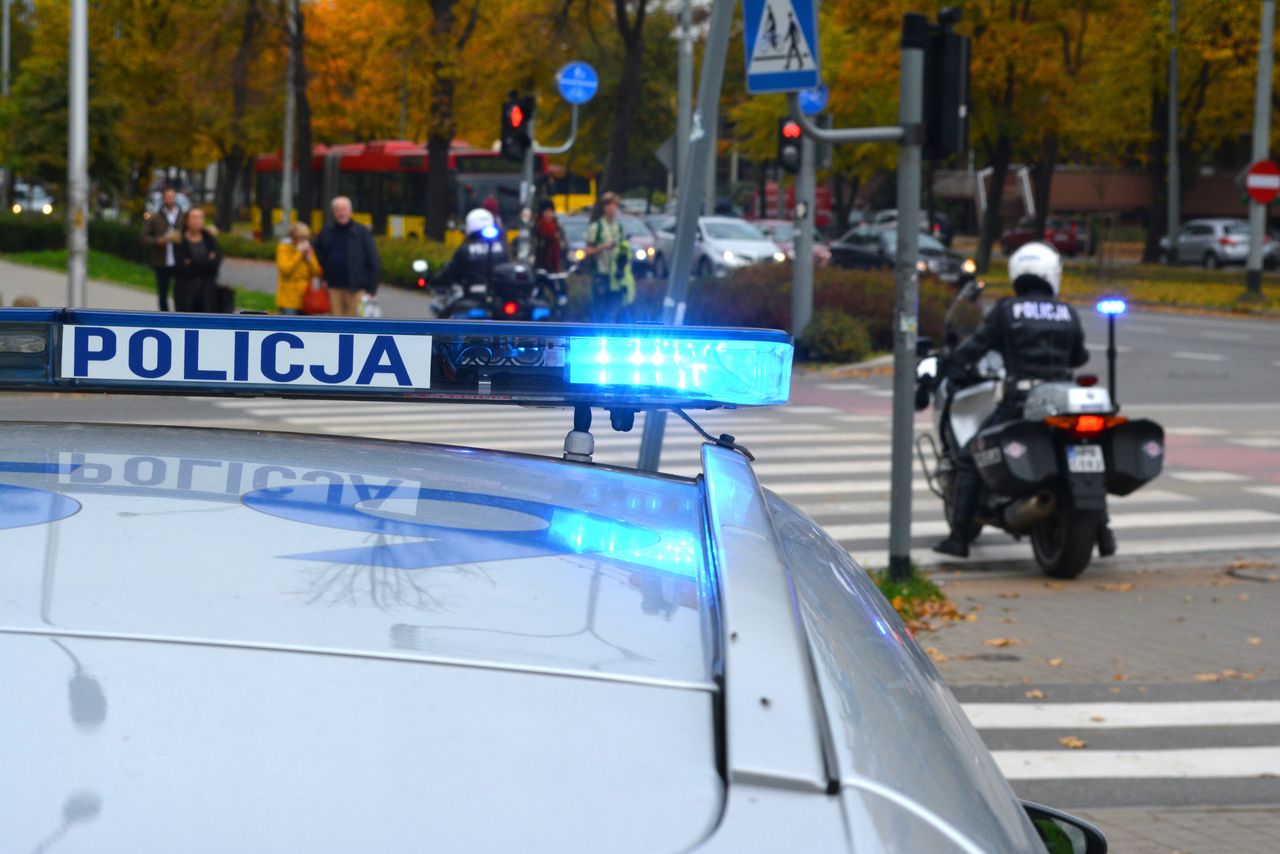 Brzeszcze: Kierowca skutera najechał na nogę policjanta