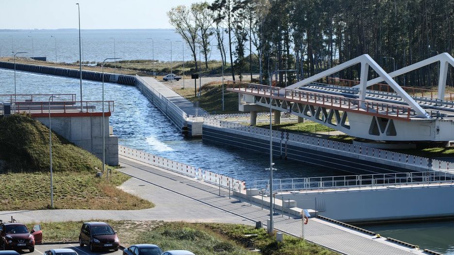 S?oneczny wrzesie? na Mierzei Wi?lanej
Fot. Andrzej Zbraniecki/East News, 21.09.2023. Atrakcje Mierzei Wislanej. N/z: kanal zeglugowy na Mierzei Wislanej, laczacy Zalew Wislany z Zatoka Gdanska.
Andrzej Zbraniecki