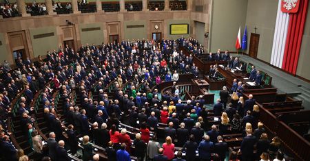 Władza się wyżywi. Posłowie nie martwią się kryzysem, mają tanie pożyczki