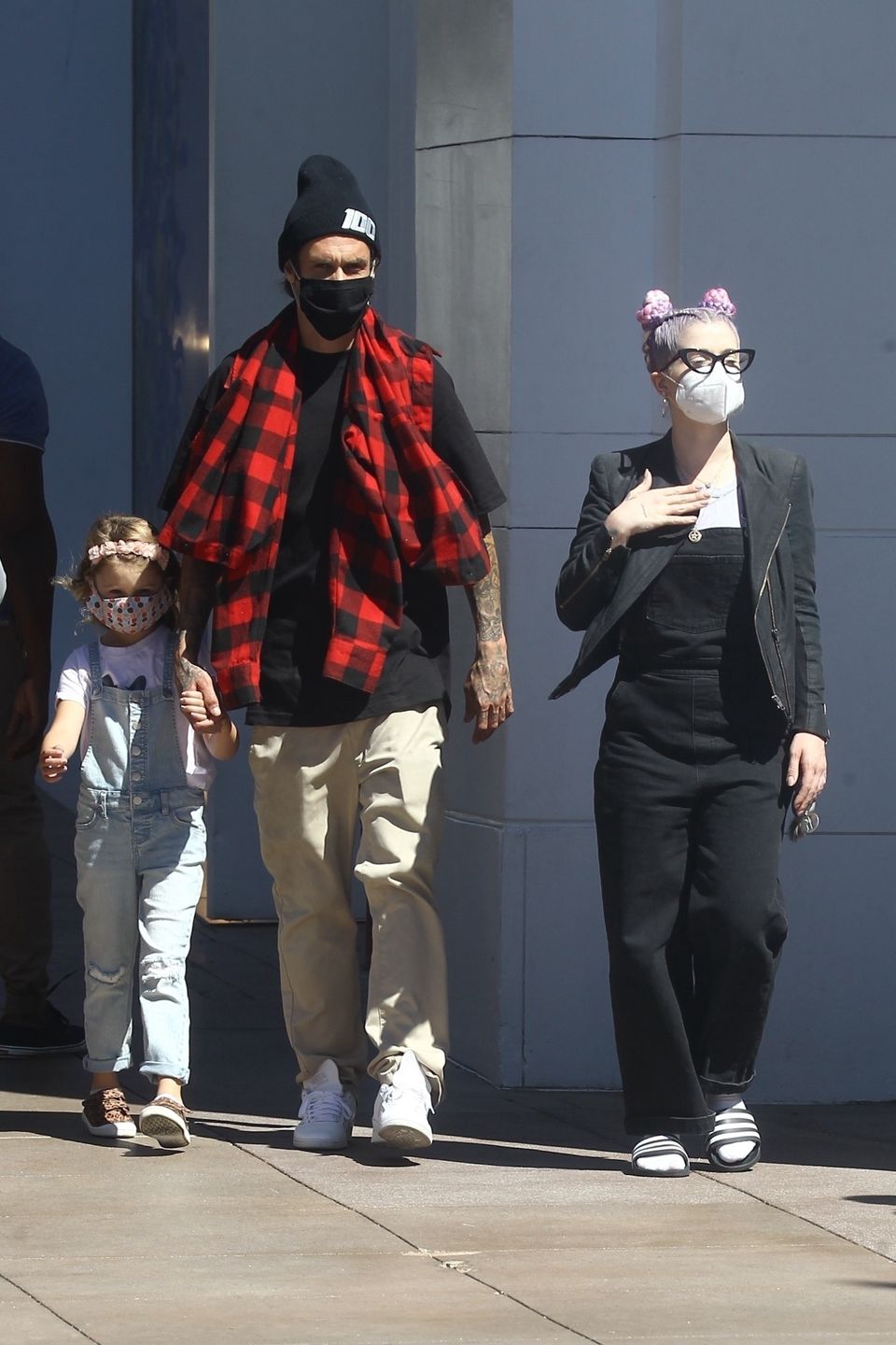 Kelly Osbourne prezentuje nową figurę na zakupach z chłopakiem i jego córką