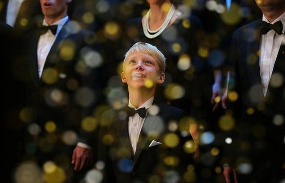 Chór w reklamach nc+ śpiewa o świątecznej promocji (wideo)