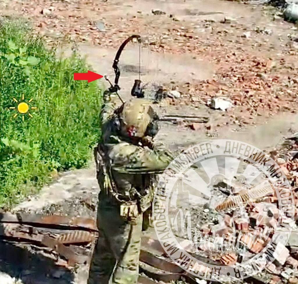 Rosyjski żołnierz naśladujący Rambo bądź Proroka. 