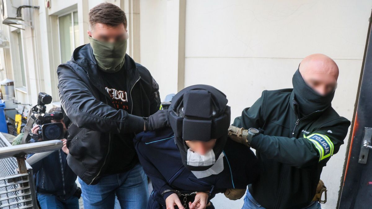 Sprawca ataku na terenie kampusu UW w prokuraturze
Fot. Wojciech Olkusnik/East News, Warszawa, 08.05.2025. Mieszko R - sprawca napasci na terenie Kampusu Uniwersyteckiego UW, przesluchiwany w Prokuraturze Rejonowej Srodmiescie-Polnoc.
Wieczorem 7 maja na teren uczelni wtargnal mlody mezczyzna i zaatakowal siekiera znajdujace si? tam osoby. Nie zyje kobieta, pracownik strazy uniwersyteckiej - z obrazeniami ciala zosta?a przewieziona do szpitala.
Wojciech Olkusnik