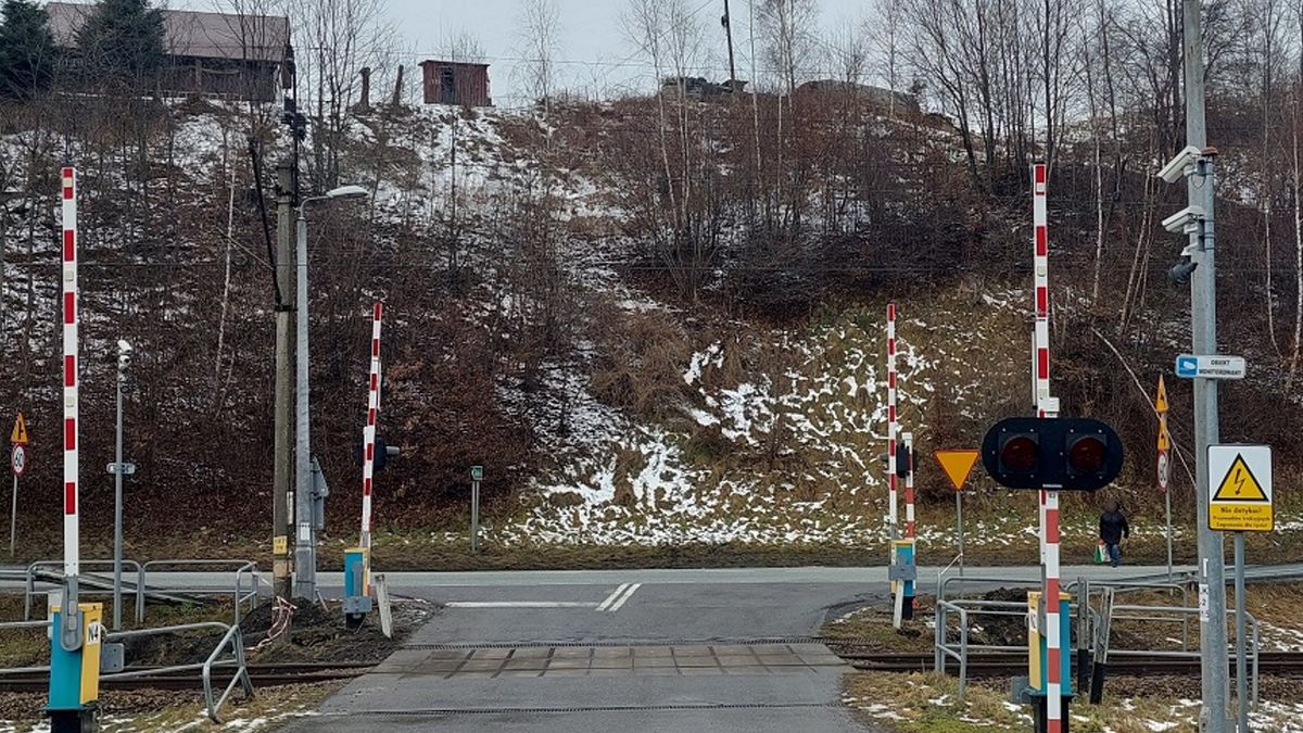 46-latka wjechała z czwórką dzieci na przejazd kolejowy mimo opuszczających się zapór. 