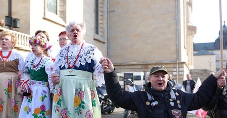 Kilkaset osób wyszło na ulice Katowic. "Módlmy się o rozum" [ZDJĘCIA]