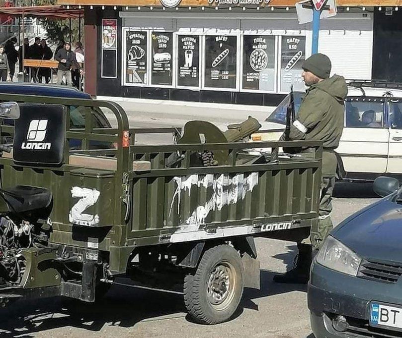 Żołnierz prorosyjskiej separatystycznej republiki ludowej ze swoją taczanką. 