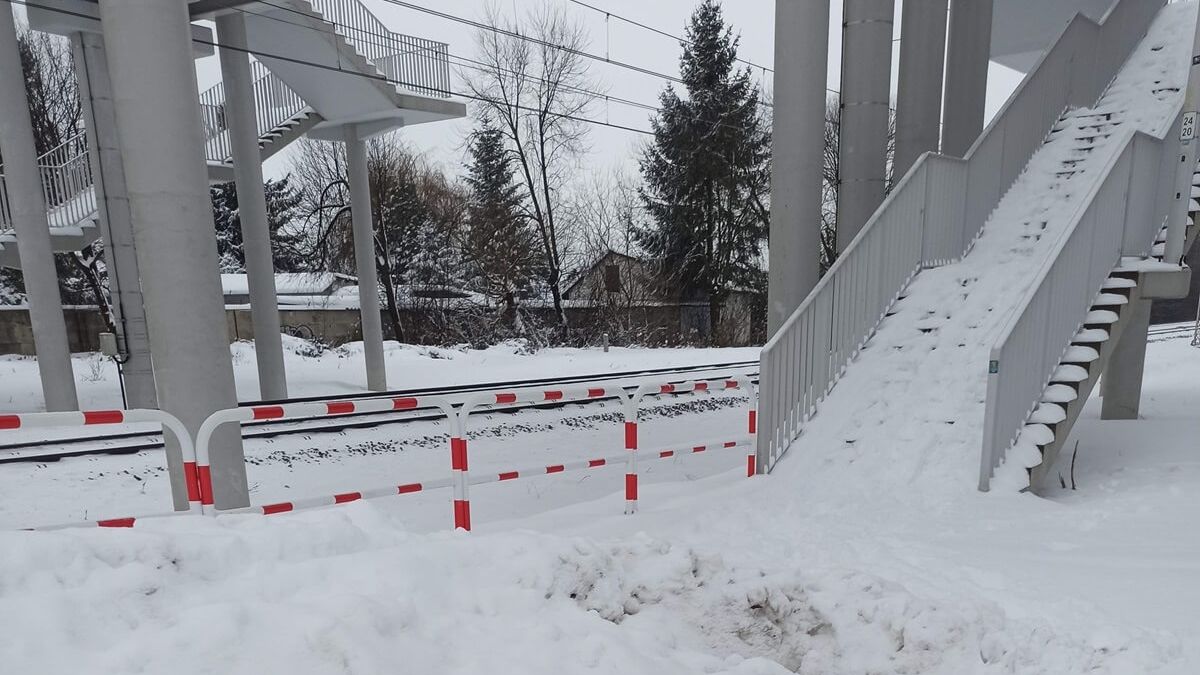 Nieodśnieżona kładka nad torami w Konopnicy
