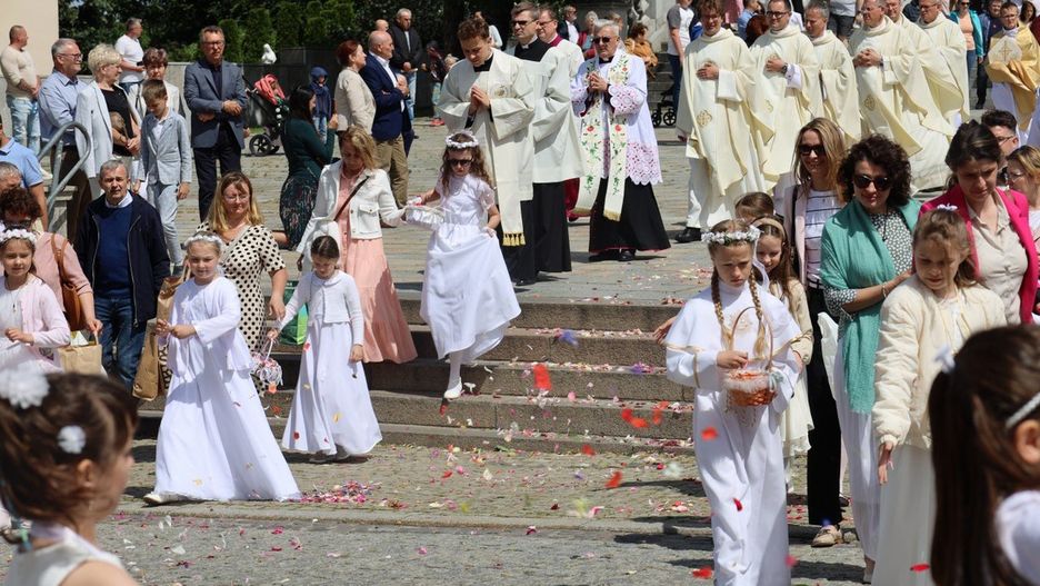 Wielka procesja ruszyła spod katedry. Ulice Gniezna zamieniły się w kwietny dywan!
