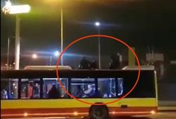 Nietypowa nocna przejażdżka. Mężczyźni na dachu autobusu