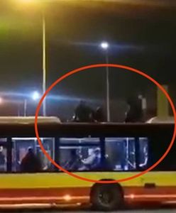 Nietypowa nocna przejażdżka. Mężczyźni na dachu autobusu