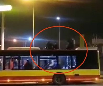 Nietypowa nocna przejażdżka. Mężczyźni na dachu autobusu