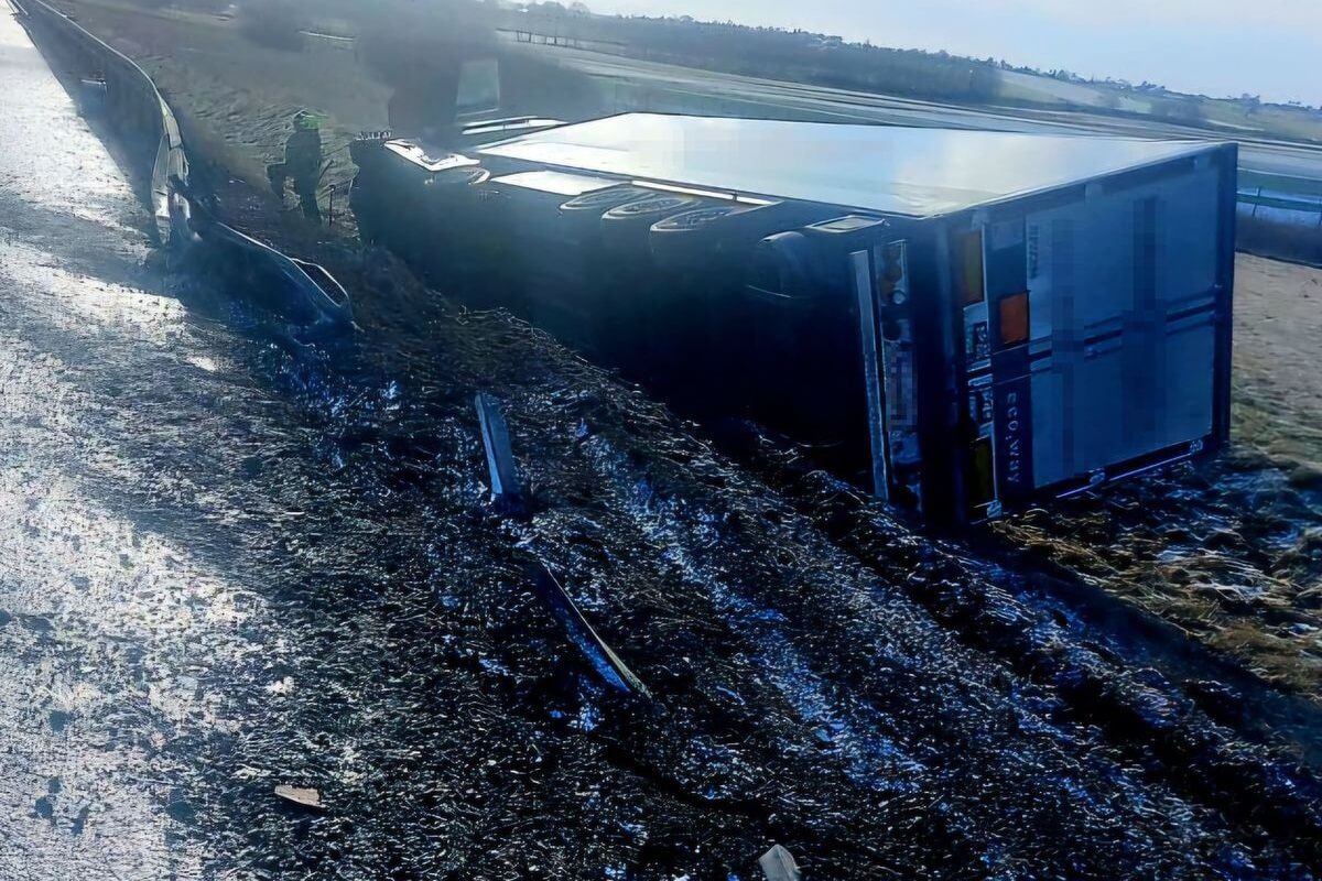 Tir leży w rowie na s12/s17