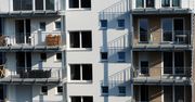 Oświęcim: Dziecko na zewnętrznym parapecie okna na drugim piętrze