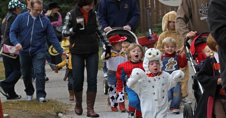 Na Halloween włożył do czekolady żyletkę. 8-latka tego nie zauważyła