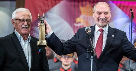 Fundacja Jana Pietrzaka wręczyła nagrodę Macierewiczowi. "Za niezłomną wiarę w Polskę i wytrwałą pracę"