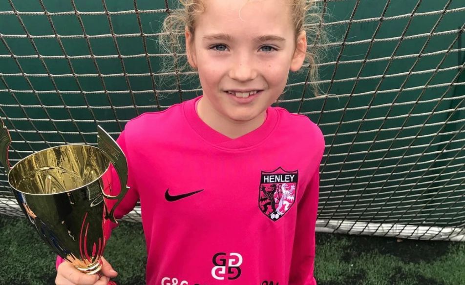 Chłopiec z długimi włosami. "Codziennie nazywają go dziewczynką"