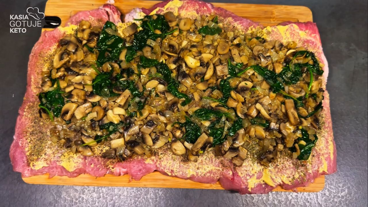 Lepsza niż tradycyjne schabowe. Rozbij mięso i zwiń z pysznym nadzieniem