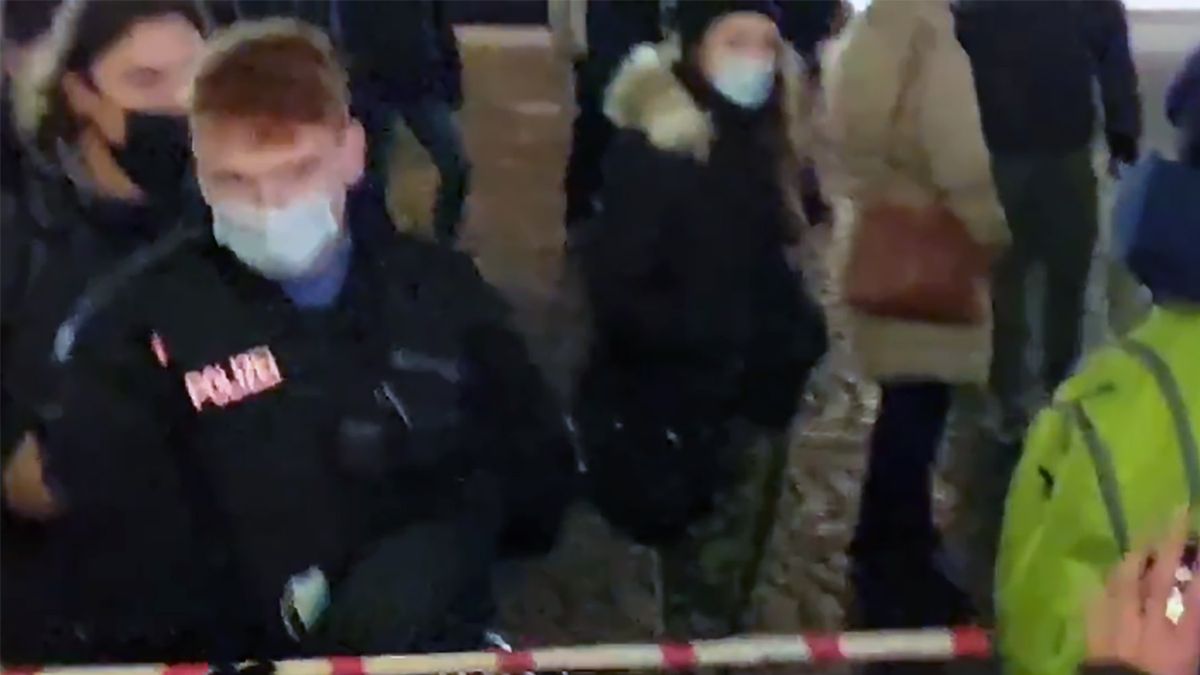 Policjanci mierzyli przy pomocy kijków odległości między demonstrantami