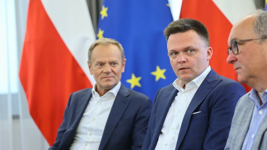 Porozumienie o Obywatelskiej Kontroli Wybor�w
03.06.2022 Warszawa Senat Uroczyste podpisanie porozumienia dotyczacego Obywatelskiej Kontroli Wyborow 
fot. Jacek Dominski/REPORTER
n/z: Donald Tusk, Szymon Holownia, Wlodzimierz Czarzasty
Jacek Dominski/REPORTER