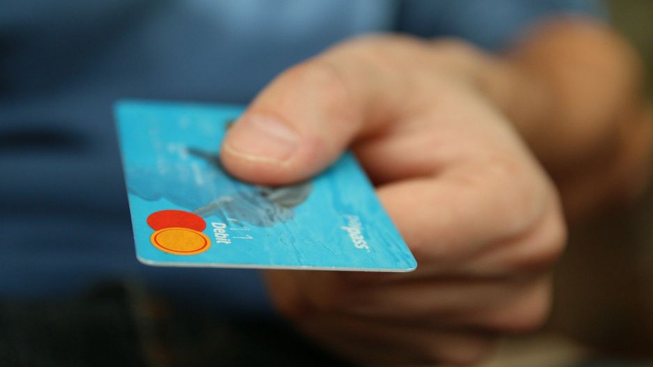 Czechowice-Dziedzice. 48-latek ukradł kartę płatniczą i wydał nią ponad 1300 zł.