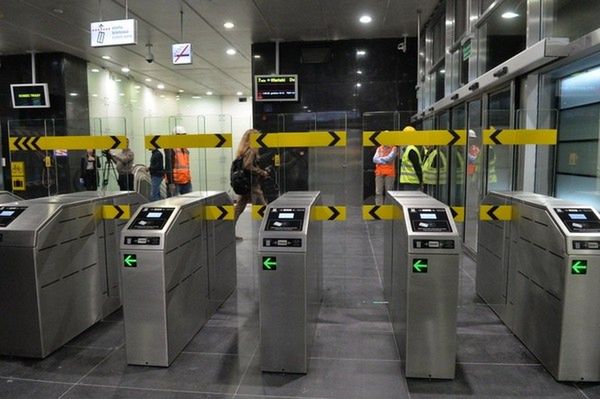 Złe wieści dla gapowiczów. Bramek II linii metra nie przeskoczysz!