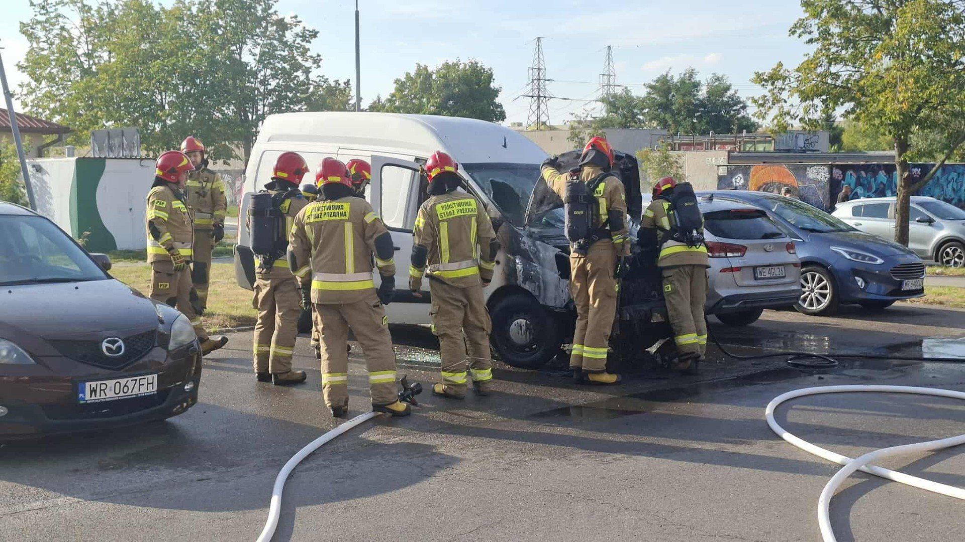 W busie zaparkowanym na parkingu przy ulicy Wyścigowej paliła się komora silnika.