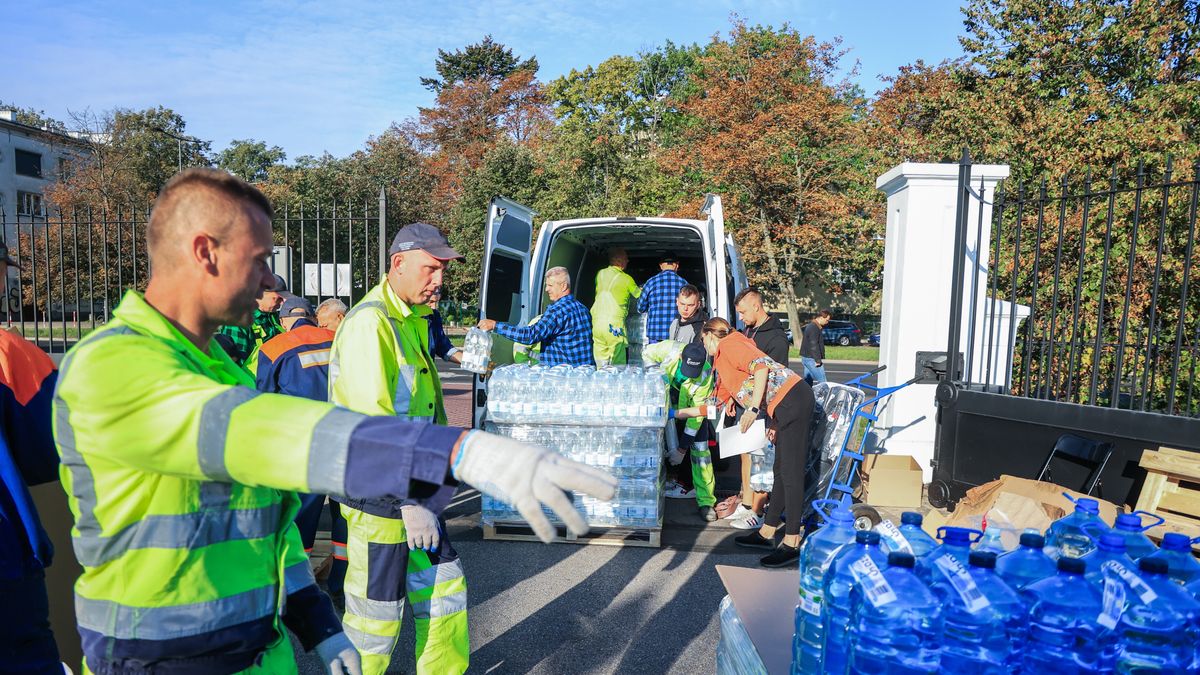 Warszawa, 19.09.2024. Trwa zbiórka najpotrzebniejszych rzeczy dla powodzian, 19 bm. w magazynie Stacji Uzdatniania Wody "Filtry" w Warszawie. Zbiórka prowadzona jest także we wszystkich urzędach dzielnic. (mr) PAP/Szymon Pulcyn
