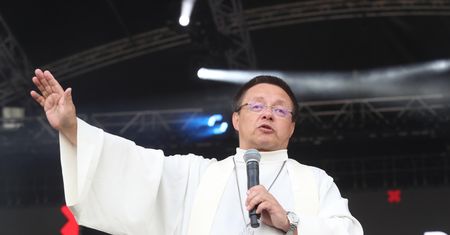 Abp Ryś zaskoczył ludzi w Atlas Arenie. Księża: "Co tu się wyprawia"
