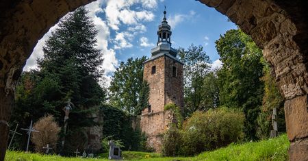 Tajemnicze ruiny kościoła na wzgórzu wygasłych wulkanów