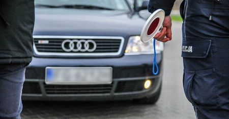 "Migał" światłami. Policja zabrała mu prawo jazdy