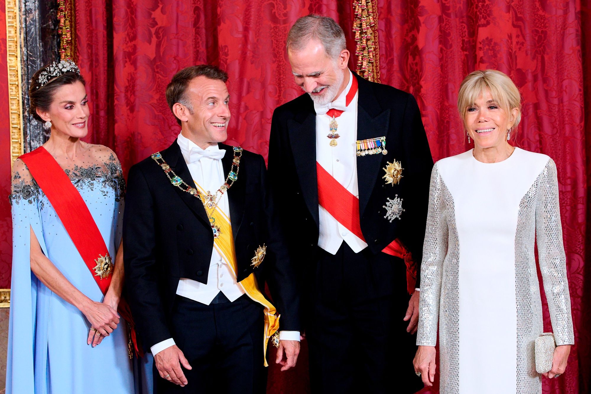 Królowa Letycja i Brigitte Macron emanują elegancją na balu